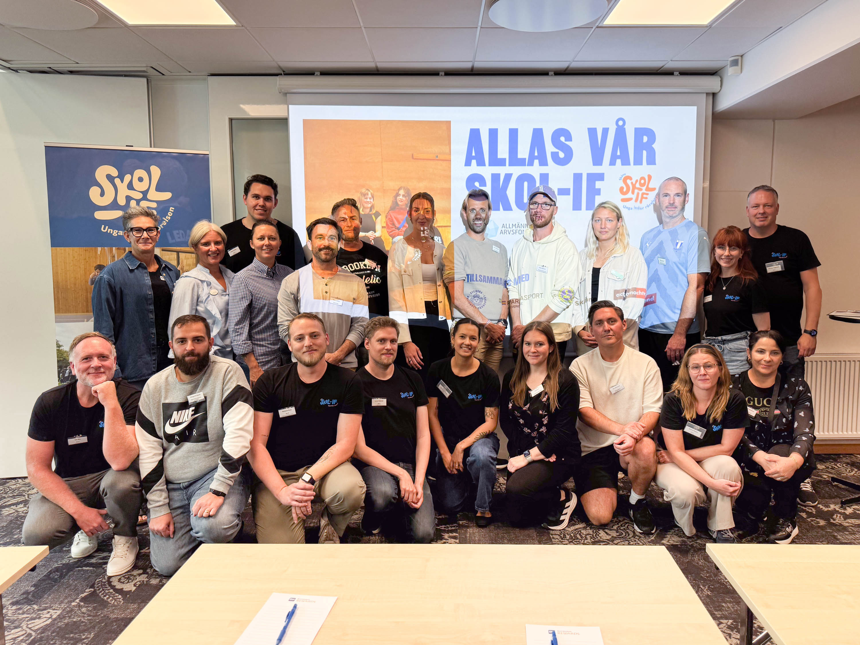 Gruppbild med 22 personer som ingår i Allas Vår Skol-IF. De poserar i två rader som på ett lagfoto.