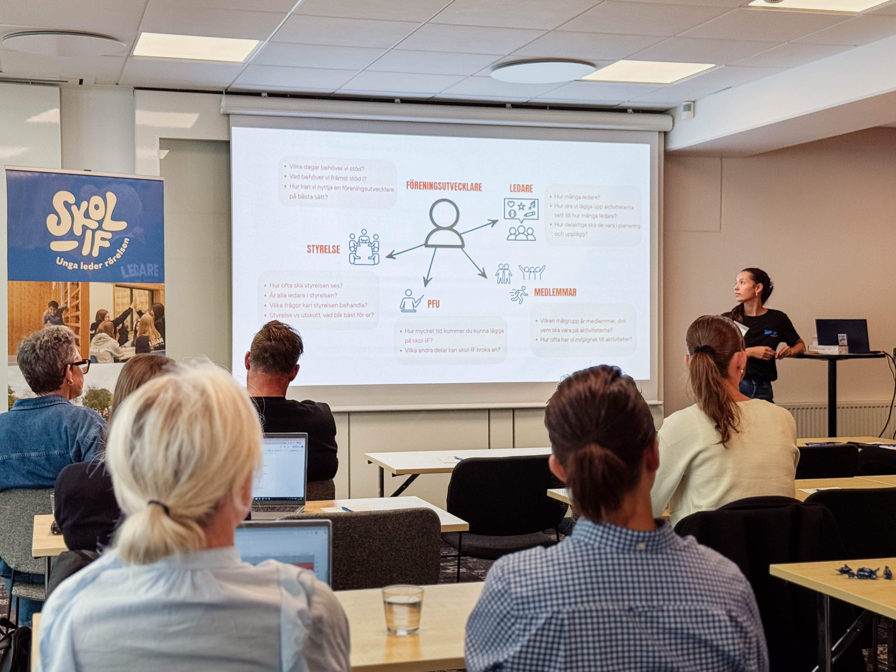 Jasmine Hanab Björnberg, operativ chef på Skol-IF i Skåne, presenterar en övning för PFU:erna på plats.