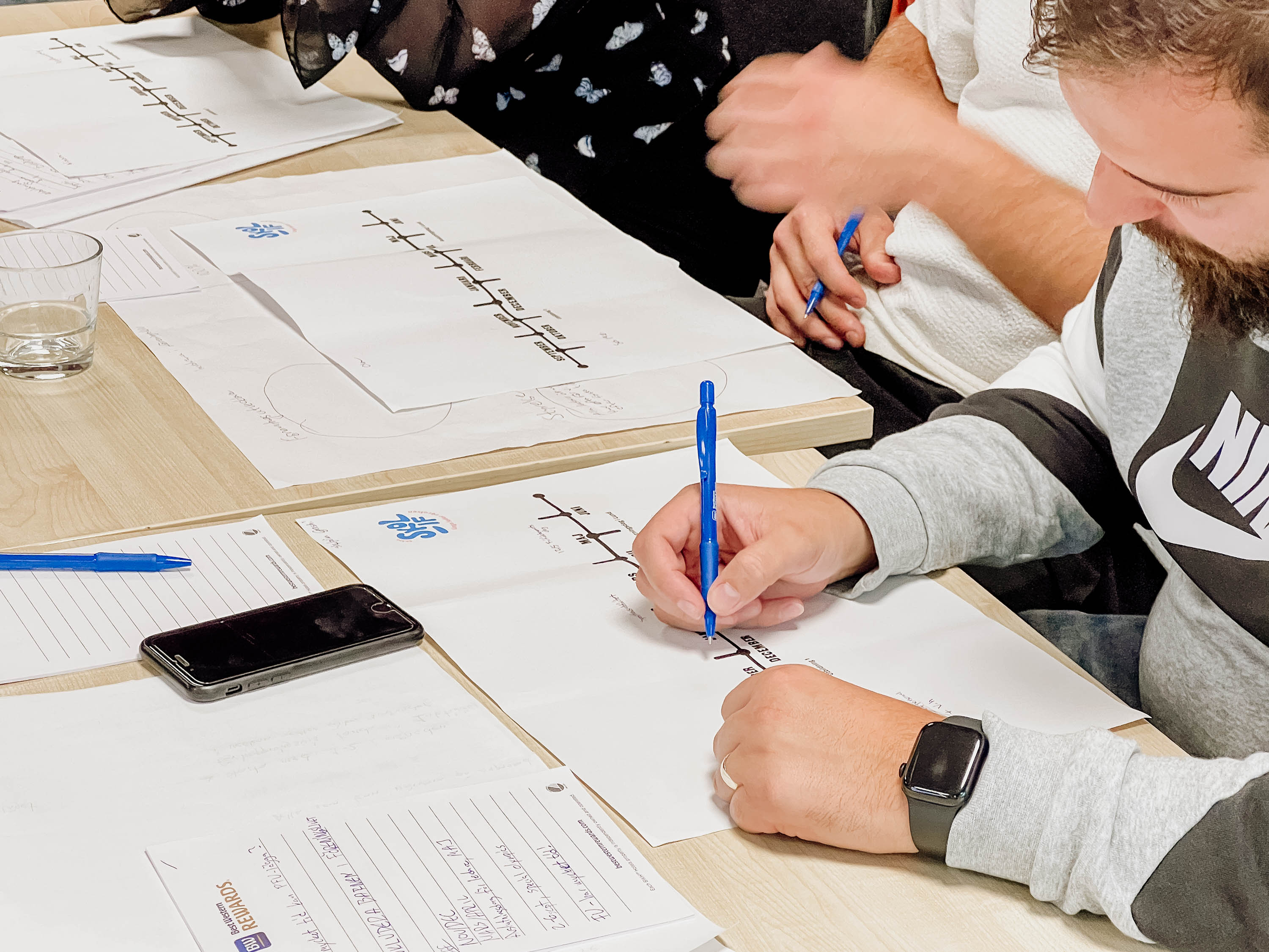 Närbild på en deltagare som planerar tidslinjen för uppstarten av föreningen på deras skola.