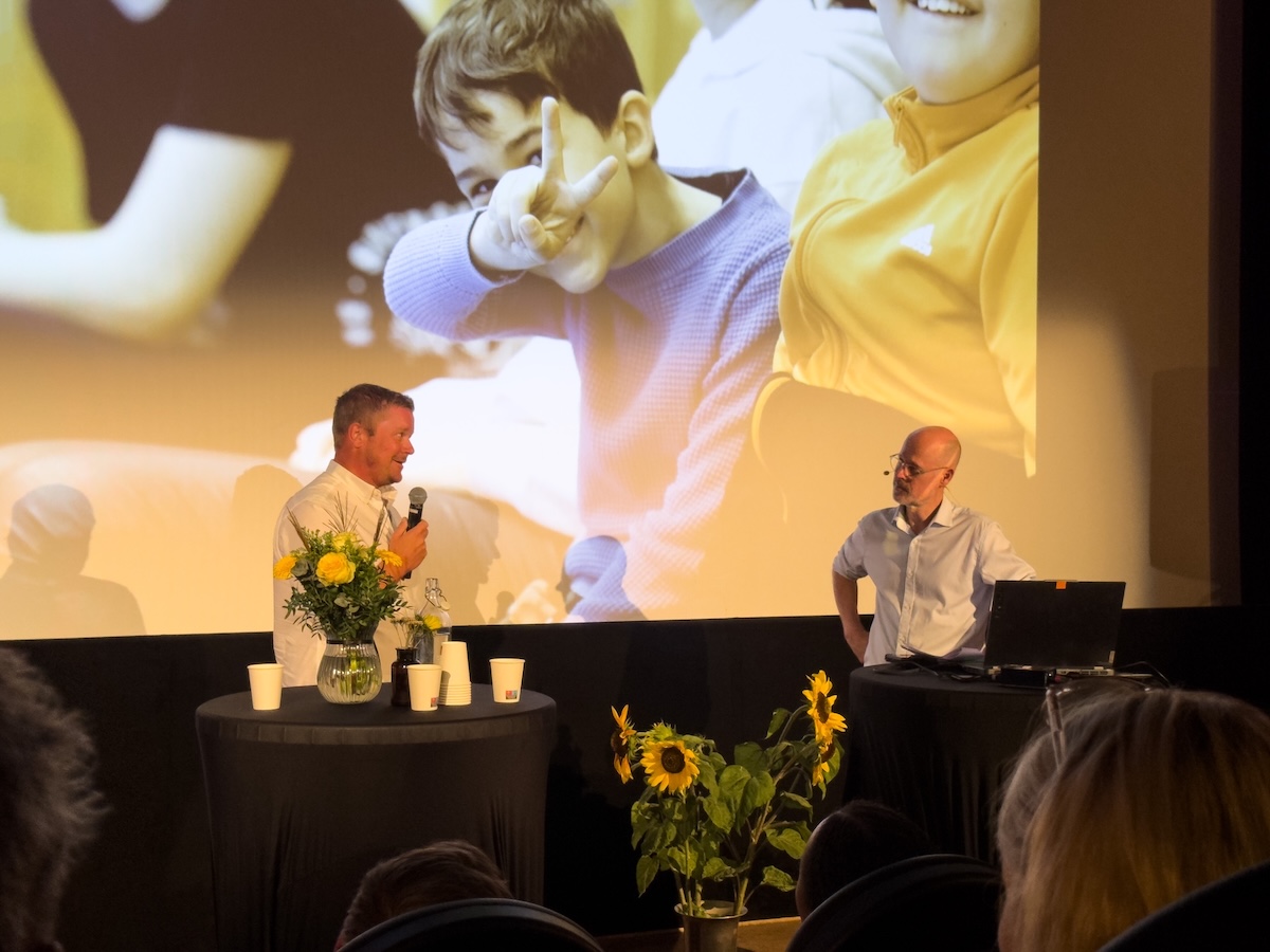 Johan Larsson, Ystads kommun, pratar med moderator Anders Mildner på scenen. 