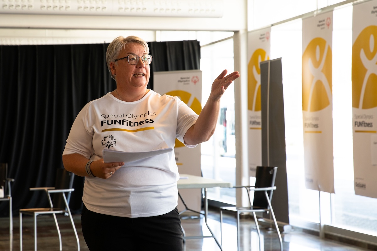 Representant från FUNFitness instruerar deltagarna.
