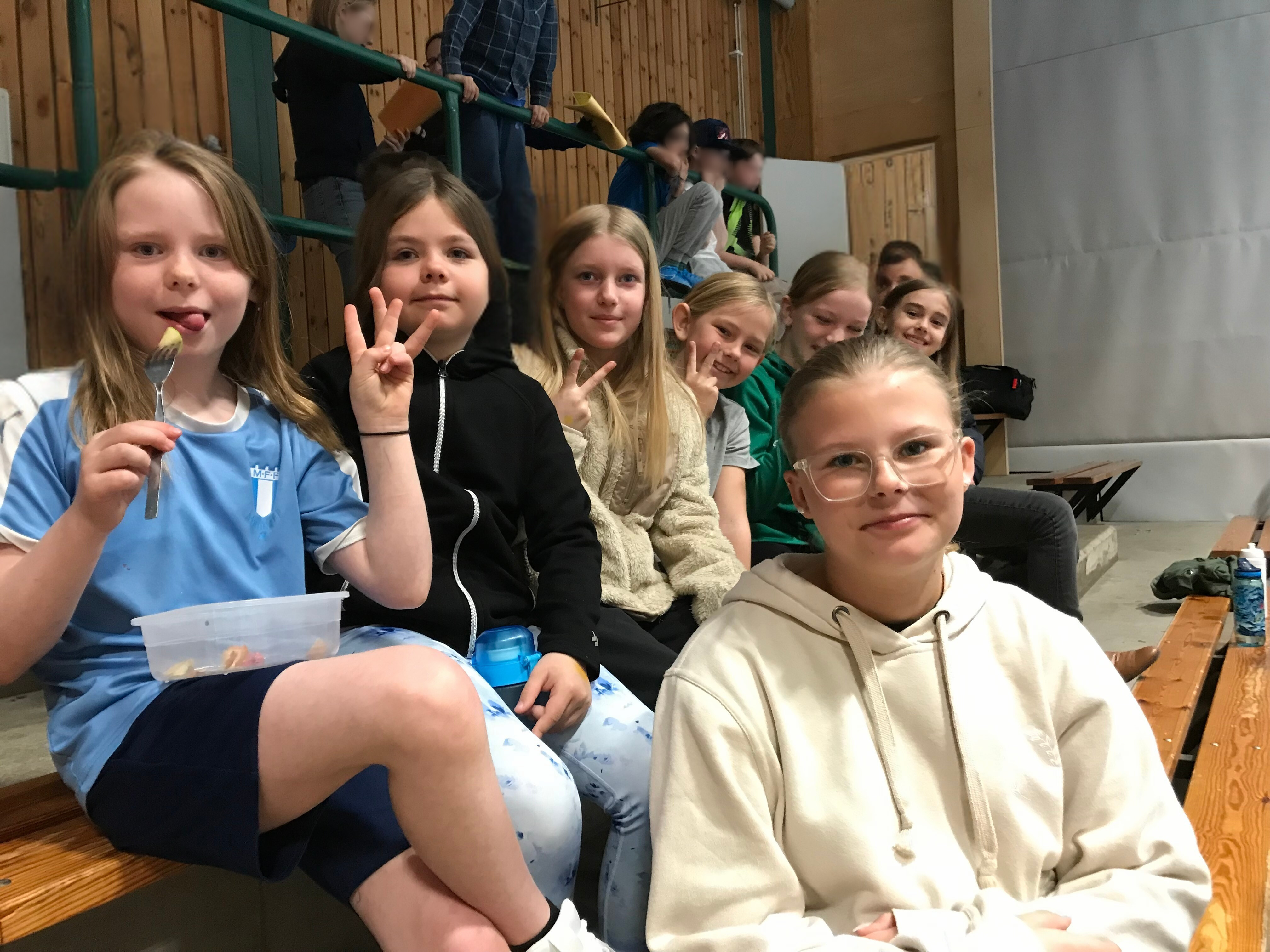 Bildtext: Ella Salwen (t.h) från Västra Skol-IF var en av ledarna på plats som stöttade de yngre deltagarna, bland annat med att coacha matcher, knyta skor och hålla stämningen på topp!
