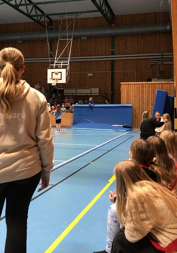 Bildtext: Ledarna hade fullt upp både på och utanför planen med att coacha, peppa och hjälpa de yngre deltagarna inför och under match.