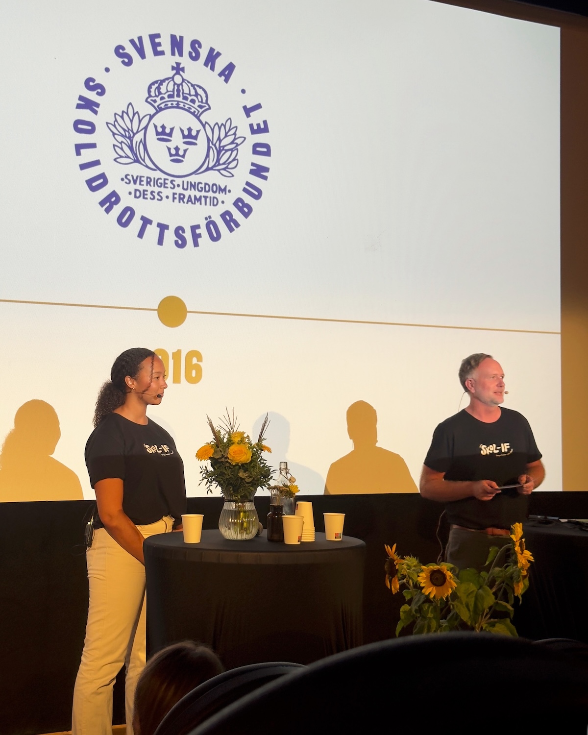 Lily Frigyes och Ted Åhs från Skolidrottsförbundet i Skåne presenterar vid scenen.